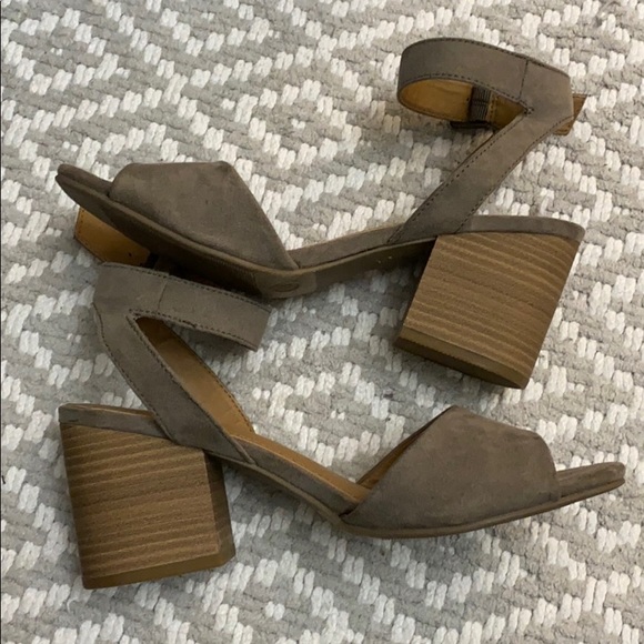 Universal Thread Sandals 7.5 - Picture 2 of 3